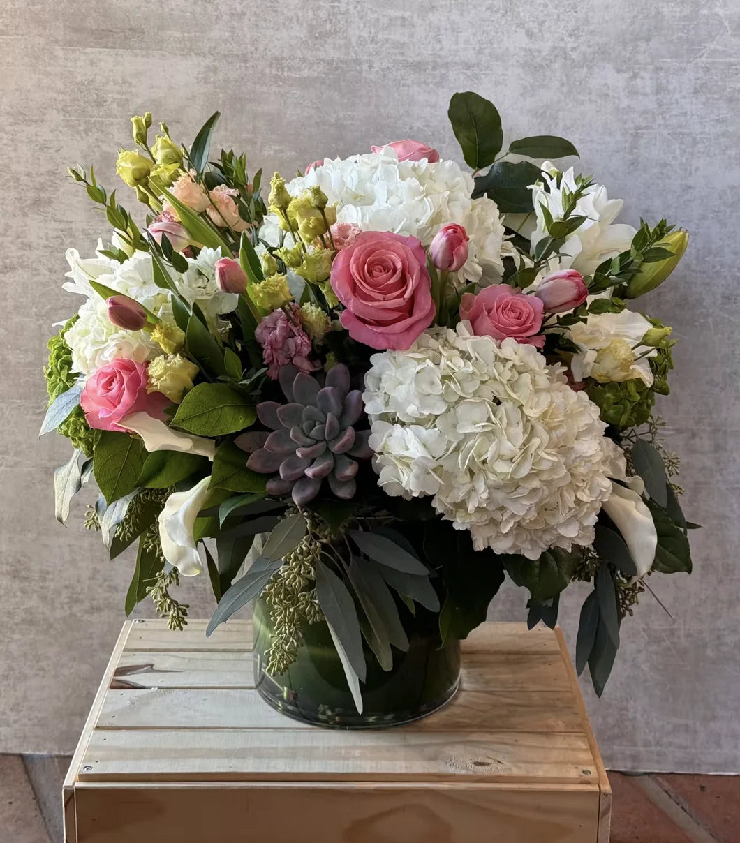 Blush Luxe (With premium seasonal flowers)