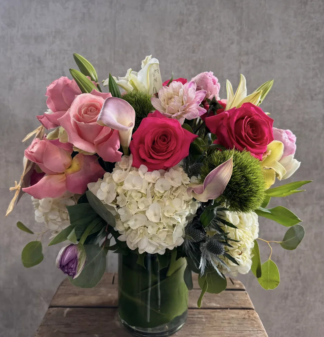 Rosé Elegance ( seasonal blooms )